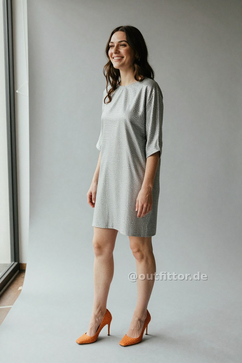 Silver tunic with houndstooth pattern and orange straw/raffia pumps — Outfit #261