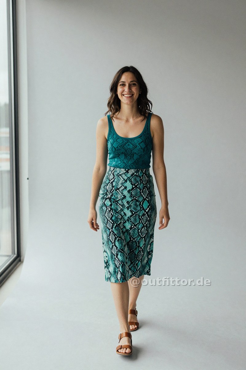 Petrol tanktop with ornamental pattern, bronze lambskin sandals and petrol knee-length skirts with snake print pattern — Outfit #411